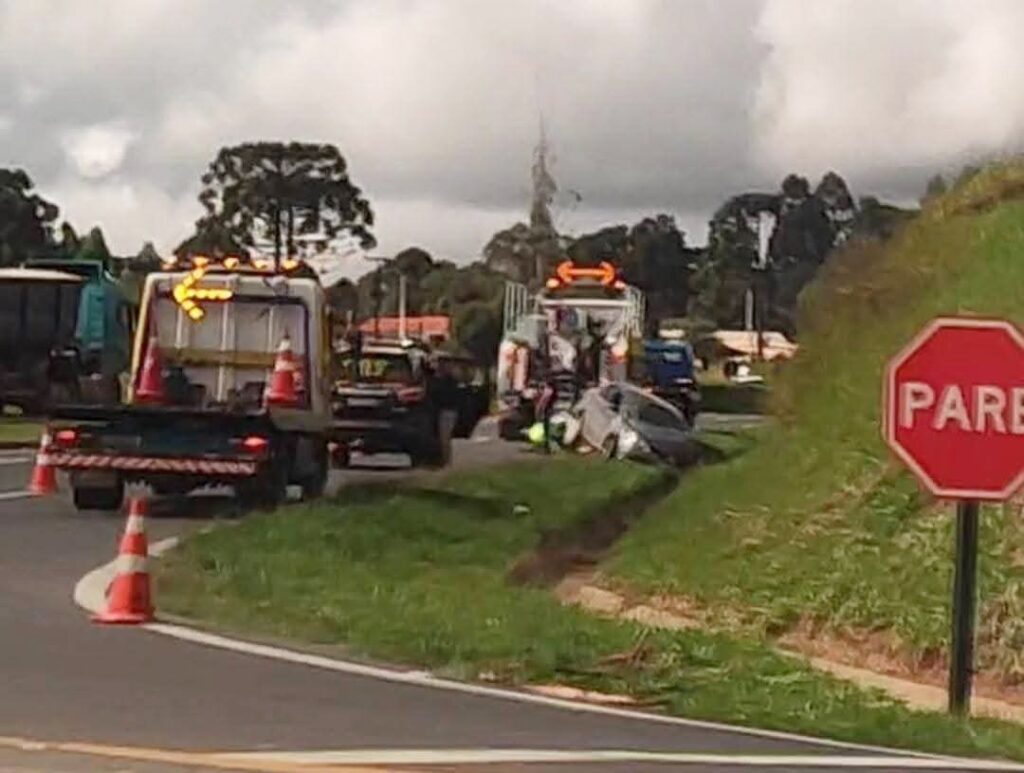 Colisão entre Voyage e rodotrem ocorreu na BR-373, em Imbituva