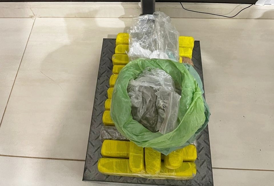 Homem, de 33 anos, foi preso por tráfico de drogas em Irati. Policiais civis encontraram 11 kg de maconha na casa dele