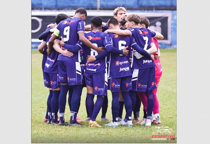 Time do Sub-20 do Iraty durante jogo contra o Samas, no estádio Coronel Emílio Gomes, em Irati