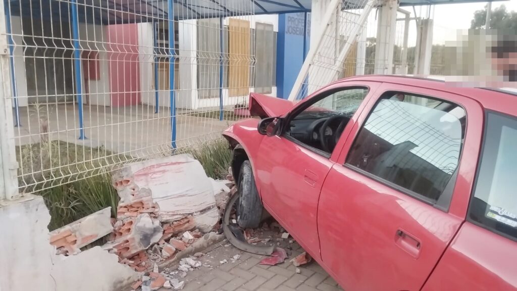 Carro atingiu mureta e grade do CMEI Professor José Maria Orreda, no Conjunto Joaquim Zarpellon, em Irati