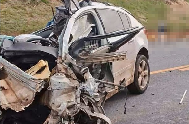 Carro ficou destruído após acidente na BR-277, em Teixeira Soares