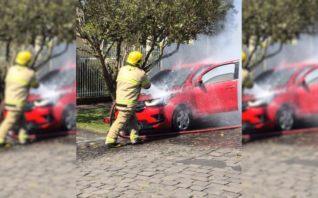 Bombeiros combateram fogo em veículo Fiat Mobi