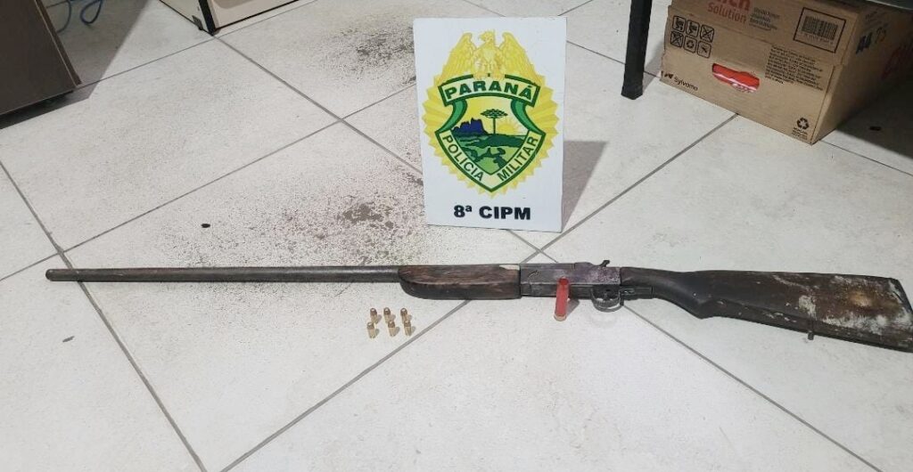PM apreendeu espingarda e munições após homem ameaçar ex-mulher em Rio Azul. Foto: PM/Divulgação
